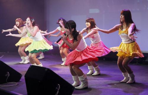 「Ｕ・Ｍ・Ｕ　ＡＷＡＲＤ　２０１２」で、パワフルな歌と踊りを披露する北海道の８人組「フルーティー」