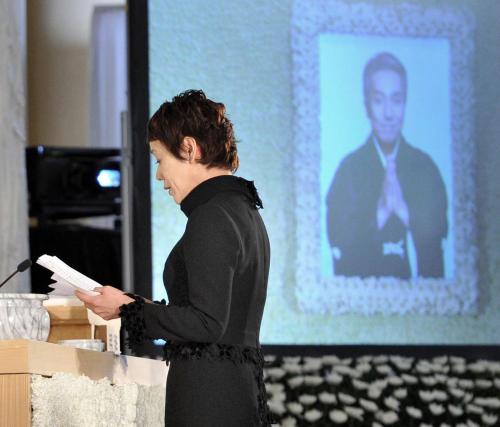 中村勘三郎さんの葬儀・告別式で弔辞を述べる俳優の大竹しのぶ