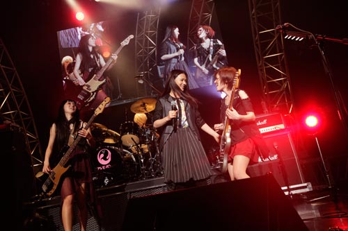 赤坂ブリッツで行われたステレオポニーの解散ライブ。ＹＵＩ（中央）が飛び入り出演