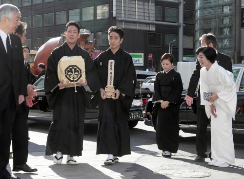 告別式を前に、中村勘三郎さんの遺骨を抱き歌舞伎座に立ち寄る（左２人目から）勘九郎、七之助、前田愛、好江夫人