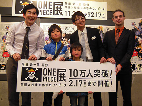 「ＯＮＥ　ＰＩＥＣＥ展」１０万人目の来場者・小野坂花道君と弟の春風君を祝福した「ハマカーン」の浜谷健司（左）と神田伸一郎（右から２人目）と同漫画編集者の服部ジャン
