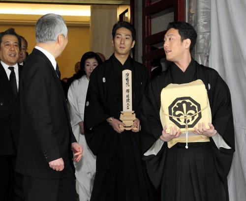 中村勘三郎さんの遺骨を手に歌舞伎座を後にする（右から）勘九郎、七之助、好江夫人