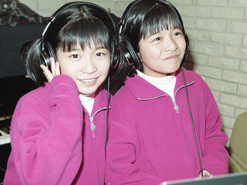 １９９７年、NHK朝の連続テレビ小説「ふたりっ子」挿入歌「二千一夜のミュウ」をレコーディングする三倉茉奈(左)と佳奈