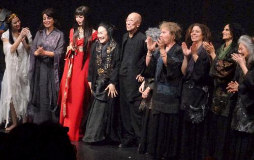 舞台「トロイアの女たち」のカーテンコールで、出演者とともに笑顔を見せる演出家の蜷川幸雄さん（中央）