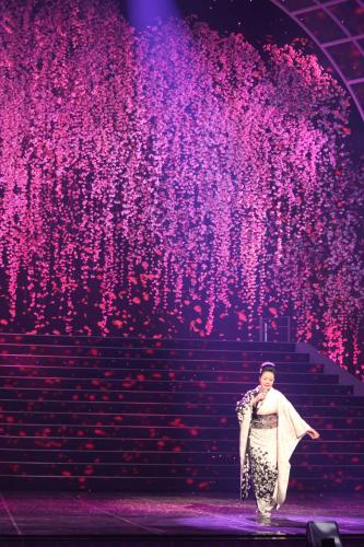 紅白歌合戦リハーサルで、八重桜の映像を背景に「夜桜お七」を熱唱した坂本冬美