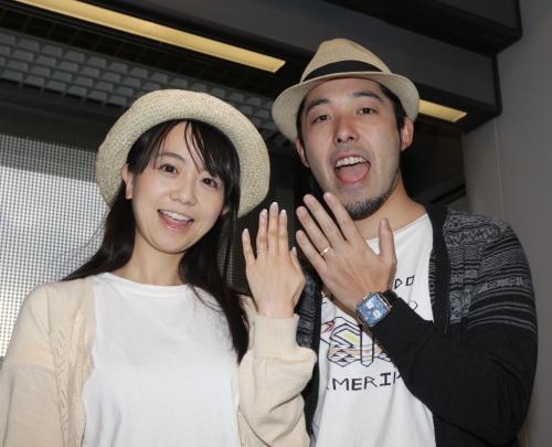 バリ島から帰国した福田萌と中田敦彦は結婚指輪を見せながら取材を受ける