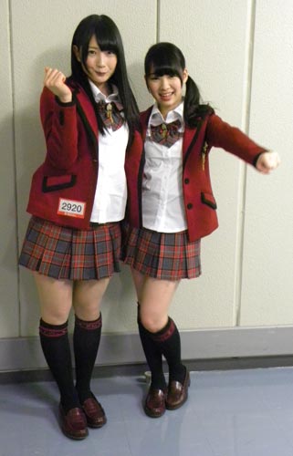 「Ｒ－１ぐらんぷり」１回戦に登場したＮＭＢ４８の岸田里香（左）と小笠原茉由