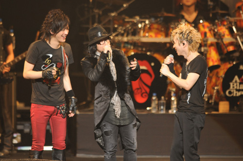Acid Black Cherry×BREAKERZのライブイベントにサプライズ出演したhyde（中央）とDAIGO（左）、yasu