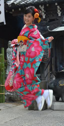 東京都目黒区の大円寺を訪れた石橋杏奈は、晴れ着姿でジャンプ