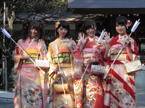東京・乃木神社で成人式を行った（左から）松村沙友理、橋本奈々未、白石麻衣、衛藤美彩
