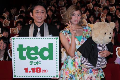 映画「テッド」試写会で吹き替えを務めた有吉弘行（左）と応援にかけつけたローラ
