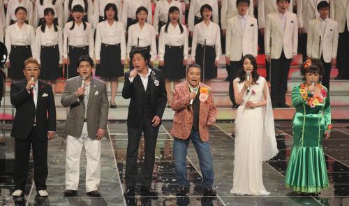 ＮＨＫ紅白歌合戦では被災地にゆかりのある歌手らが東日本大震災復興支援ソング「花は咲く」を歌った