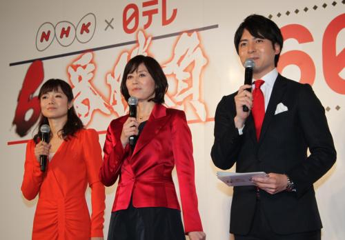 テレビ放送開始６０年特別番組の共同制作発表会見に登場した（左から）ＮＨＫの有働由美子、武内陶子、日本テレビの桝太一の各アナウンサー