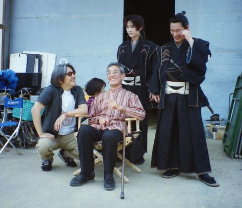 「御法度」で音楽監督を務める坂本龍一（左）の陣中見舞いに笑顔の（右から）ビートたけし、松田龍平、大島渚監督。９９年６月撮影