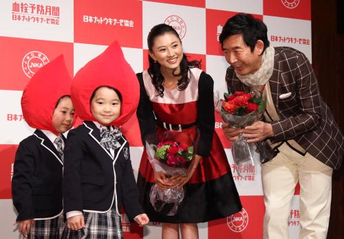 血栓予防キッズから花束を贈呈され笑顔の菊川怜（左）と石田純一