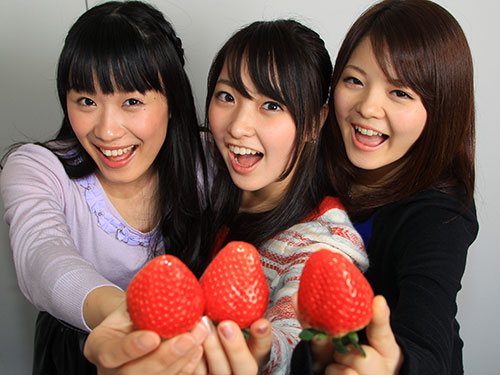 真っ赤ないちごを手に笑顔を見せる（左から）近藤綾、大野愛友佳、鎌田三由紀