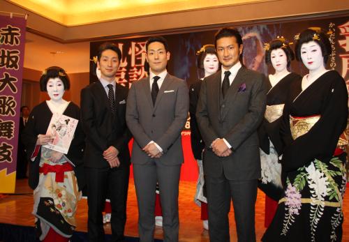 「赤坂大歌舞伎」製作発表で、赤坂芸妓に囲まれる（左から）中村七之助、中村勘九郎、中村獅童
