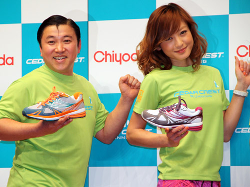 靴販売大手「チヨダ」新製品記者発表会に登場した西山茉希（右）とスギちゃん