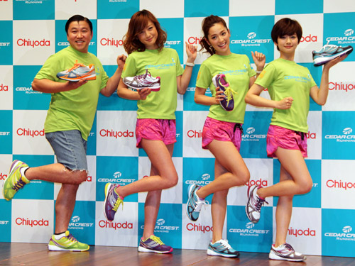 靴販売大手「チヨダ」新製品記者発表会に登場した（左から）スギちゃん、西山茉希、中村アン、弥香