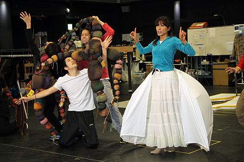 舞台「遠い夏のゴッホ」公開稽古で熱演するセミ役の松山ケンイチ（左）と女王蜂役の安蘭けい