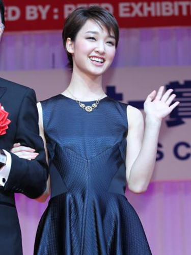 日本ジュエリーベストドレッサー賞表彰式で贈られたジュエリーが胸元で輝く剛力彩芽