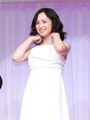 日本ジュエリーベストドレッサー賞表彰式で笑顔を見せる永作博美