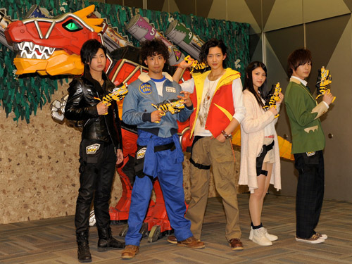 獣電戦隊キョウリュウジャーに出演する（左から）斉藤秀翼、金城大和、竜星涼、今野鮎莉、塩野瑛久