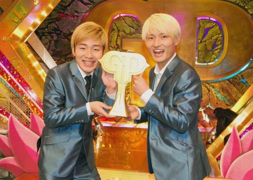 ＡＢＣお笑いグランプリで優勝した「ジャルジャル」の後藤淳平（左）と福徳秀介