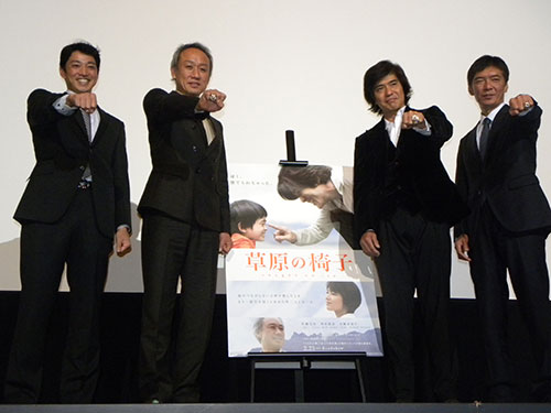 田口壮氏（左）の大リーグ時代のチャンピオンリングをはめて披露する（右から）成島出監督、佐藤浩市、西村雅彦