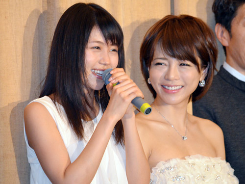 笑顔で舞台あいさつを行った有村架純（左）と釈由美子