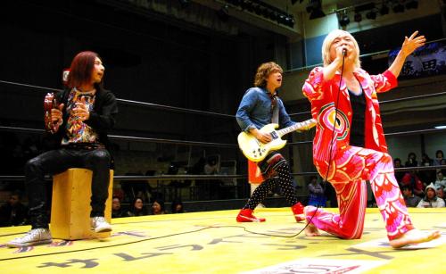 東京・後楽園ホールで行われたＺＥＲＯ１のリングで熱唱する仙台出身の３人組ロックバンド「カラーボトル」