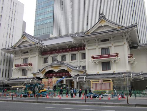 工事用のカバーが取られ、全貌が明らかになった新歌舞伎座
