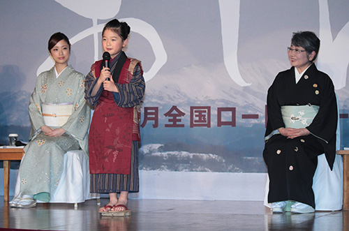 映画「おしん」制作発表会見で、子役の濱田ここね（中央）を見つめる上戸彩（左）と泉ピン子