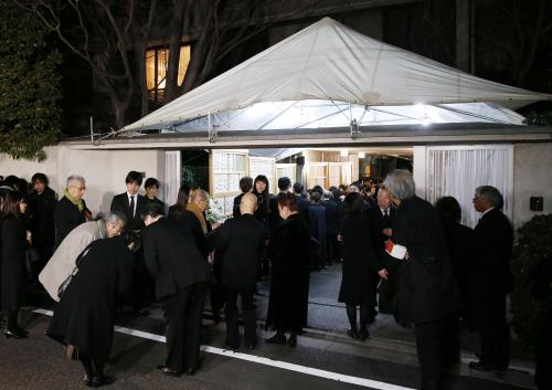 亡くなった歌舞伎俳優市川団十郎さんの自宅で営まれた通夜に訪れた参列者たち