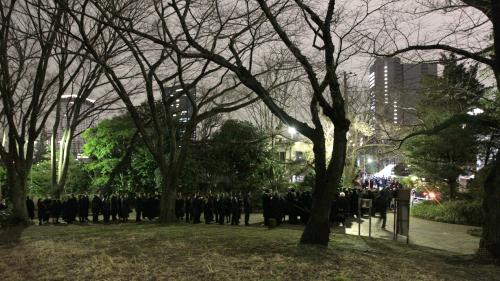 市川団十郎さんの通夜に訪れた弔問客は通夜会場から離れた公園まであふれた