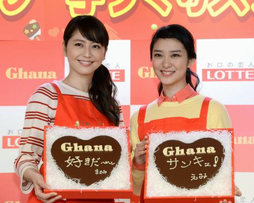 「ガーナ　バレンタイン　手づくりステーション」のイベントに登場した長沢まさみ（左）と武井咲