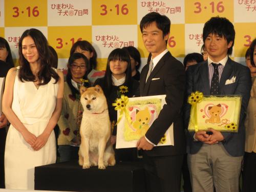 映画「ひまわりと子犬の７日間」のイベントに出席した（左から）堺雅人、中谷美紀、若林正恭