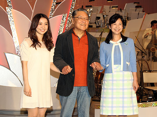 ステージ上でフォトセッションを行う（左から）大島優子、伊東四朗、宮崎美子