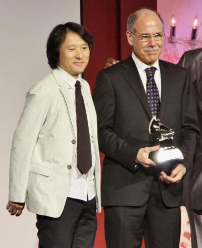 グラミー賞の「テクニカル賞」を受賞し、共同受賞者（右）と記念写真に納まる梯郁夫さん