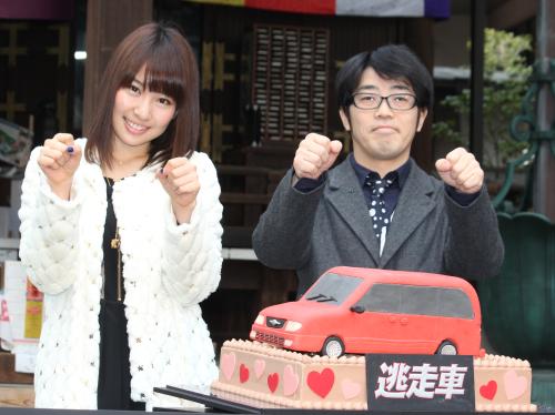 映画「逃走車」公開直前大ヒット祈願イベントでハンドルを握るポーズをとる増田有華（左）、鈴木拓