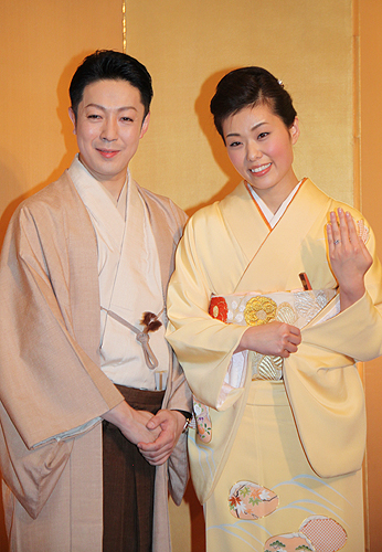 結婚報告会見を行った尾上菊之助と婚約者の波野瓔子さん