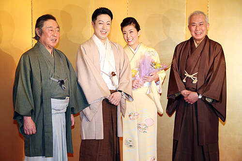 結婚報告会見後の（左から）尾上菊五郎、尾上菊之助、波野瓔子さん、中村吉右衛門