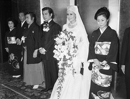 １９７４年１月１１日、俳優・本郷功次郎さん（中央）が古城都と挙式を挙げる。勝新太郎（左から３人目）と中村玉緒（右）夫妻が仲人を勤めた