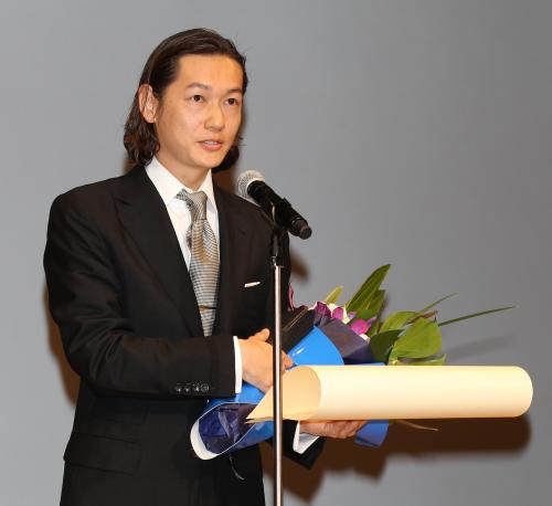 第５５回ブルーリボン賞授賞式でヤン・ヨンヒ監督、安藤サクラへの感謝の言葉を述べる井浦新