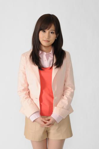 ４月にフジテレビ系連続ドラマに出演する前田敦子。教師役の衣装を披露