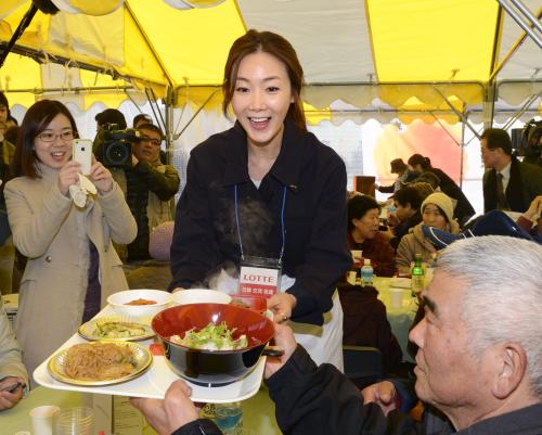 仮設住宅で暮らす福島県飯舘村の住民に韓国料理をふるまうチェ・ジウ