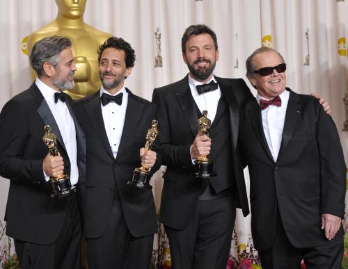 米アカデミー賞作品賞を受賞した「アルゴ」の関係者たち。左から製作のジョージ・クルーニー、グラント・ヘスロヴ、ベン・アフレック監督とプレゼンターのジャック・ニコルソン