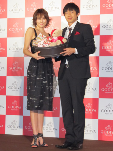 「ゴディバ」のチョコレートを抱える米倉涼子と徳井義実