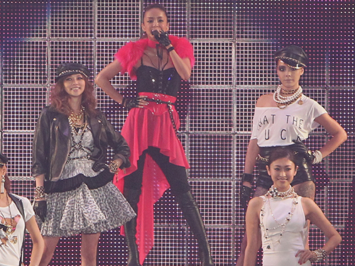 （前列）山田優、（後列左から）香里奈、土屋アンナのトップモデルと同じステージで熱唱する安室奈美恵（Ｃ）ＴＧＣ　２０１３　Ｓ／Ｓ