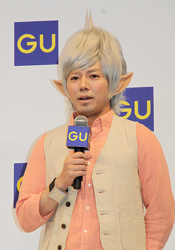 「ジーユー」新ロゴ、新キャラクター発表会に出席したピースの綾部祐二